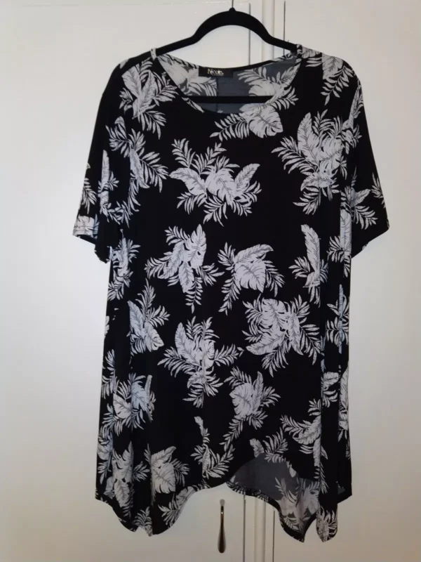  BRAND NEW NICOLE SELECTION TOPS SIZE S/M 